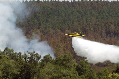 Un avión lanza agua sobre el incendio en el paraje de Las Quilamas, Salamanca.