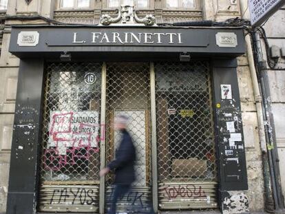 El antiguo local de la tienda de relieves y grabados Luis Farinetti, en la calle de La Paz de Valencia.