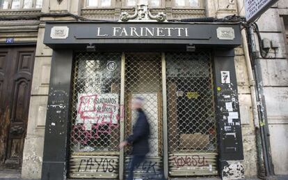 El antiguo local de la tienda de relieves y grabados Luis Farinetti, en la calle de La Paz de Valencia.