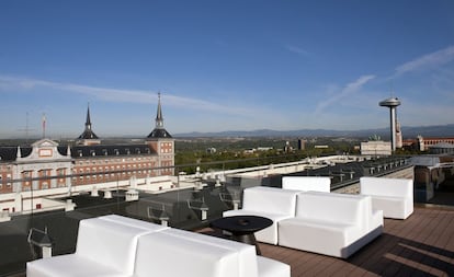 En Madrid parecen triunfar los mercados que diversifican su oferta gastronómica. En algunos, como el de San Antón, abrió con éxito la terraza de La Cocina de San Antón (www.mercadosananton.com), en el ático. La Terraza de Poniente (Sky Moncloa), en el hotel EXE comunica con el Mercado de Moncloa, en Chamberí. Cumple su tercera temporada. Es romántica y perfecta para pilotar la zona oeste, con vistas al Ejército del Aire y la Ciudad Universitaria. Hay piscina, copas, aperitivos y fabulosas puestas de sol. Dirección: Arcipreste de Hita 10. +34 917 45 92 99. www.hotelexemoncloa.com.