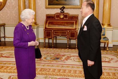 Isabel II, con el embajador de Corea.