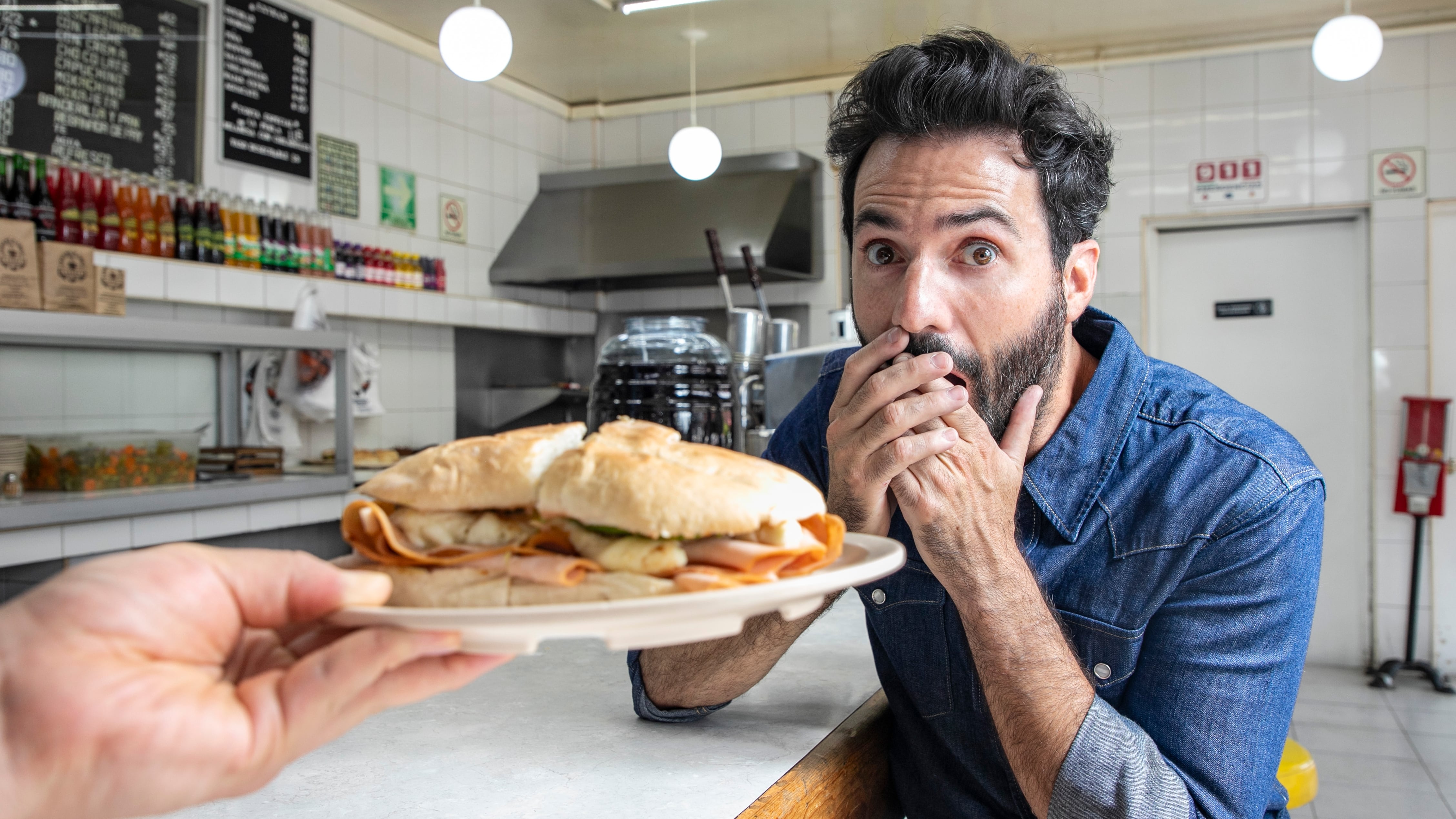 Pablo Cruz, actor mexicano que interpreta a Chespirito en su serie biográfica, en el café y tortas La Perla, en Ciudad de México, el 21 de mayo del 2025.