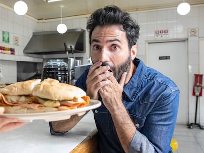 Pablo Cruz, actor mexicano que interpreta a Chespirito en su serie biográfica, en el café y tortas La Perla, en Ciudad de México, el 21 de mayo del 2025.