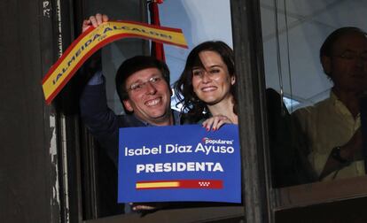 Martínez-Almeida y Díaz Ayuso celebrando su éxito desde una ventana de la sede del PP en la calle Génova.