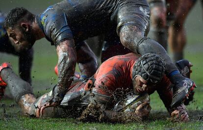 Will Welch, capitán de los Falcons, cae justo antes de la línea en el partido contra los Newport Gwent Dragons, en Gales.