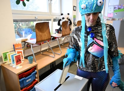 Una mujer disfrazada por carnaval ejerce su derecho al voto en Colonia (Alemania), este domingo. 