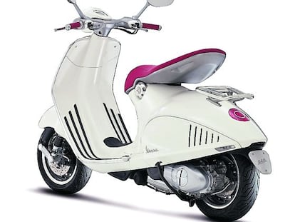 La Vespa 946 est&aacute; fabricada casi &iacute;ntegramente a mano. 