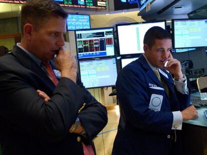Empleados y corredores de Wall Street guardan un minuto de silencio en memoria de las víctimas del tiroteo en la escuela en Newtown.
