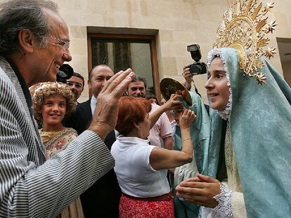 Joan Manuel Serrat, saluda en Elche a uno de los niños que interpreta el papel de María.