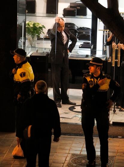 Uno de los dependientes de la tienda de Mont Blanc en Valencia, instantes después de sufrir el intento de atraco. La policía local ha llegado al poco del suceso.