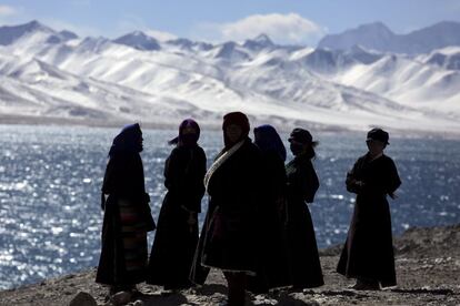 Tibetan people visit Namtso lake in the Tibet Autonomous Region, China November 18, 2015. Located four hours' drive from Lhasa at an altitude of around 4,718m (15,479 ft) above sea level, Namtso lake is not only the highest saltwater lake in the world but also considered sacred, attracting throngs of devotees and pilgrims.