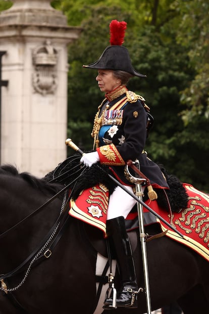 La princesa Ana, quien tuvo un papel muy destacado en la coronación de su hermano el pasado mes de mayo encabezando la procesión del Rey como ‘Gold-Stick-in-Waiting’ —guardaespaldas en la Casa Real Británica, asistentes personales del soberano—, monta a caballo durante el desfile. 