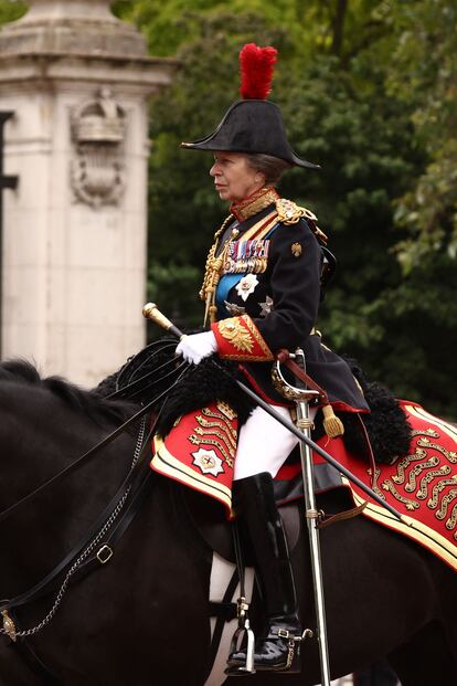 La princesa Ana, quien tuvo un papel muy destacado en la coronación de su hermano el pasado mes de mayo encabezando la procesión del Rey como ‘Gold-Stick-in-Waiting’ —guardaespaldas en la Casa Real Británica, asistentes personales del soberano—, monta a caballo durante el desfile.