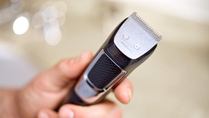 La recortadora todo en uno serie 3000 te brinda las herramientas para la barba, la nariz, las orejas y el pelo de la cabeza.