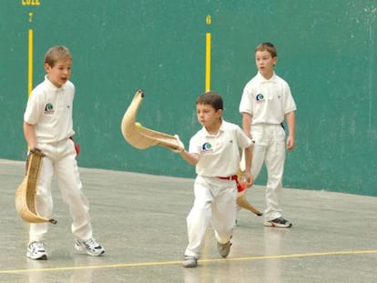 Tres alumnos de la escuela de cestapunta de Markina, Bizkaia