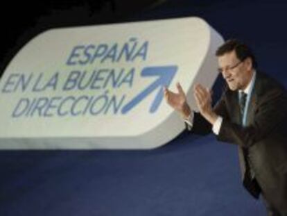 El presidente del Gobierno, Mariano Rajoy, saluda a los asistentes a la Convenci&oacute;n Nacional del PP.