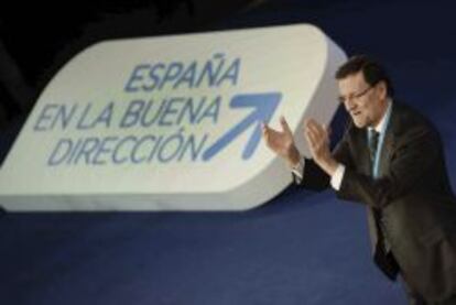 El presidente del Gobierno, Mariano Rajoy, saluda a los asistentes a la Convención Nacional del PP.