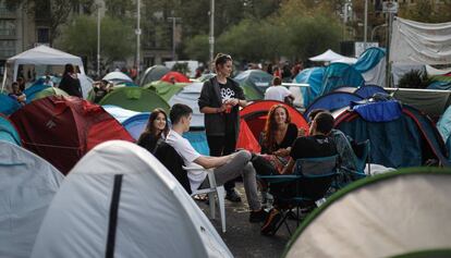 Estudiantes acampados en plaza de Universitat.