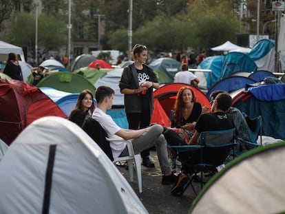 Estudiantes acampados en plaza de Universitat.