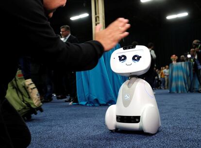 Buddy, un robot de Blue Frog Robotics, interactúa con un visitante de la Feria Internacional Electrónica de Consumo en Las Vegas, el 7 de enero de 2018. 