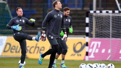 Ter Stegen (izquierda) y Neuer (centro), en un entrenamiento en Berlín con la selección alemana el pasado marzo.