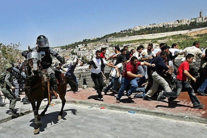 Militares y policías israelíes se enfrentan a manifestantes palestinos en las cercanías de la ciudad vieja de Jerusalén.