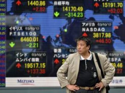 Un hombre se detiene delante de una pantalla con los resultados de la bolsa de Tokio (Japón). EFE/Archivo