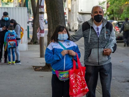 Estudiantes hacen fila para ingresar a una escuela en Ciudad de México.