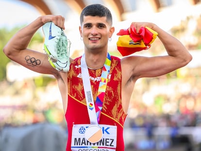 Asier Martinez celebra el bronce logrado en los 110m vallas del Mundial de Eugene, el domingo.