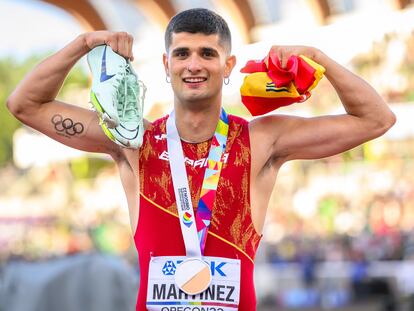 Asier Martinez celebra el bronce logrado en los 110m vallas del Mundial de Eugene, el domingo.