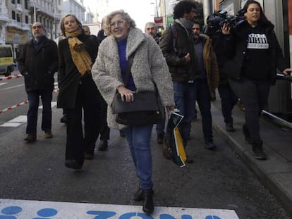 La alcaldesa de Madrid, Manuela Carmena, en la calle de Gran Vía.