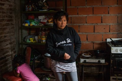 En la cocina de Margarita, un grupo de nueve mujeres prepara comidas dos veces por semana para 87 críos necesitados del barrio 8 de Diciembre.