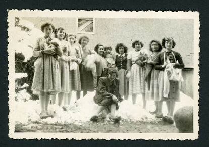 Alumnas y profesora de corte y confección en Barrillos de Curueño (1950). El proyecto incluye material aportado por vecinos de seis pueblos.