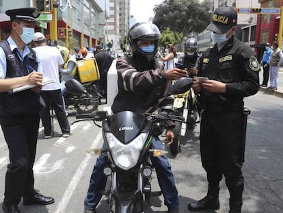 Un migrante venezolano muestra sus documentos durante un control de seguridad en el distrito de Miraflores en Lima, Perú, el pasado 24 de enero.