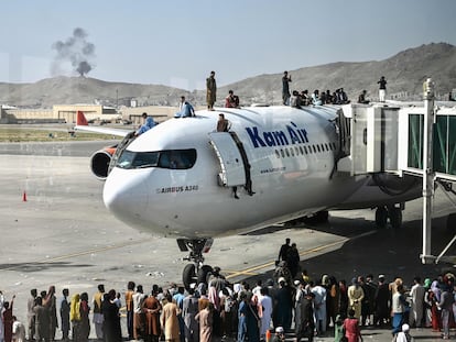 Decenas de personas tratan de salir de Kabul en avión el pasado 16 de agosto