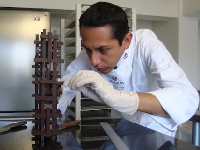 Juan Pablo Cortés fabricando una figura de chocolate.