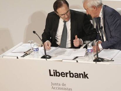 Pedro Manuel Rivero, presidente de Liberbank, hablando con Manuel Menéndez, consejero delegado de la ejntidad