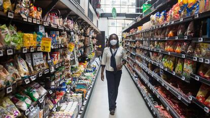 Edvania é a responsável pela reposição nas gôndolas do supermercado Hiper Ideal no bairro de Brotas.