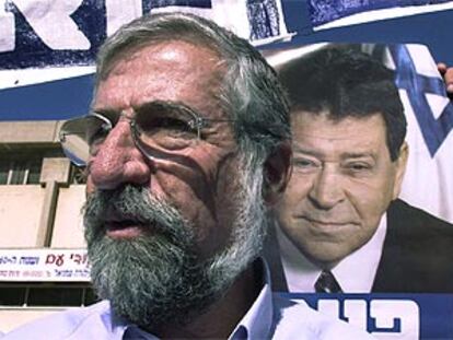 Mitzna, frente a un cartel de Ben Eliezer.