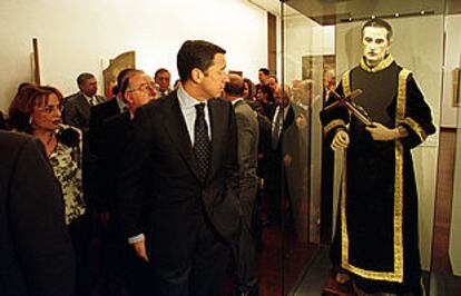 El presidente del Consell, Eduardo Zaplana, mira una de las obras del nuevo museo de Alicante.