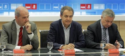 Manuel Chaves, José Luis Rodríguez Zapatero y José Blanco, al comienzo de la reunión del viernes en la sede del PSOE.