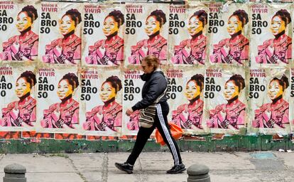 Una mujer pasa junto a unos carteles de la aspirante a la vicepresidencia Francia Márquez, este jueves en Bogotá (Colombia).