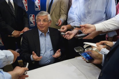 David Stern, el comisionado de la NBA, responde a las preguntas de los periodistas tras la reunión de ayer.