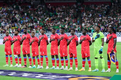 Los jugadores de Haití cantan el himno nacional antes de un partido entre Haití y México como parte de la Copa Oro CONCACAF 2023 en el State Farm Stadium el 29 de junio de 2023 en Glendale, Arizona.