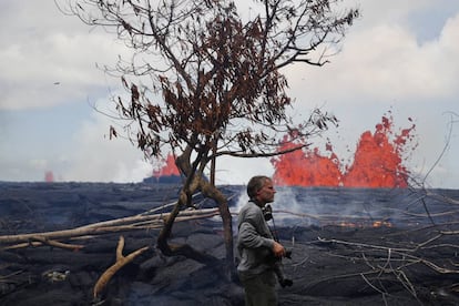 Un fotógrafo retrata la erupción de lava en Pahoa (Hawái), el 22 de mayo de 2018.