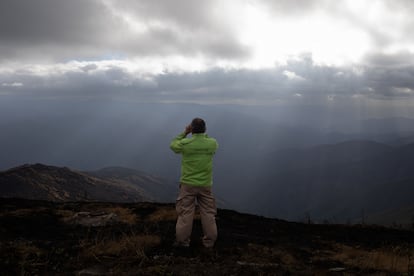 Antonio Pérez, durante su jornada de trabajo vigilando los montes.