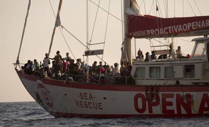 Una de las embarcaciones de Open Arms que ayuda a los refugiados en el Mediterráneo.
