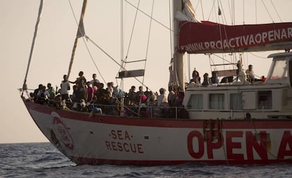 Una de las embarcaciones de Open Arms que ayuda a los refugiados en el Mediterráneo.