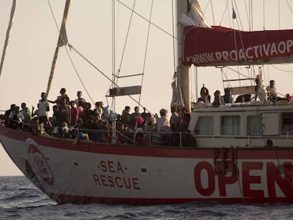 Una de las embarcaciones de Open Arms que ayuda a los refugiados en el Mediterráneo.