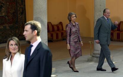 7 de noviembre de 2003. El Príncipe y doña Letizia durante la comparecencia ante la prensa en el palacio de El Pardo, en el día de la petición de mano. Al fondo, los reyes, Juan Carlos y Sofía.